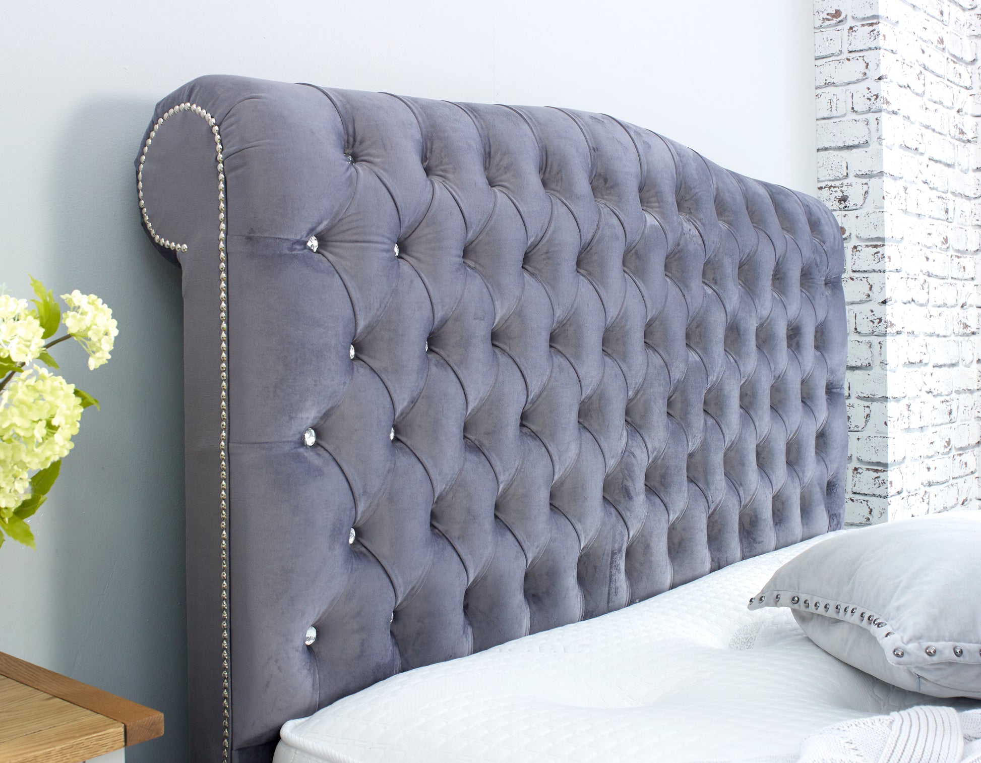 Experience Opulent Luxury with the Samiraq Sardinia Chesterfield Sleigh Upholstered Bed - SAMIRAQ