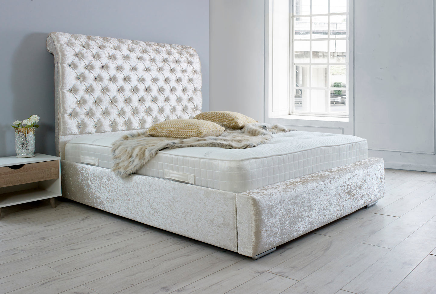 Samiraq Sensation Chesterfield Sleigh Upholstered Bed - SAMIRAQ