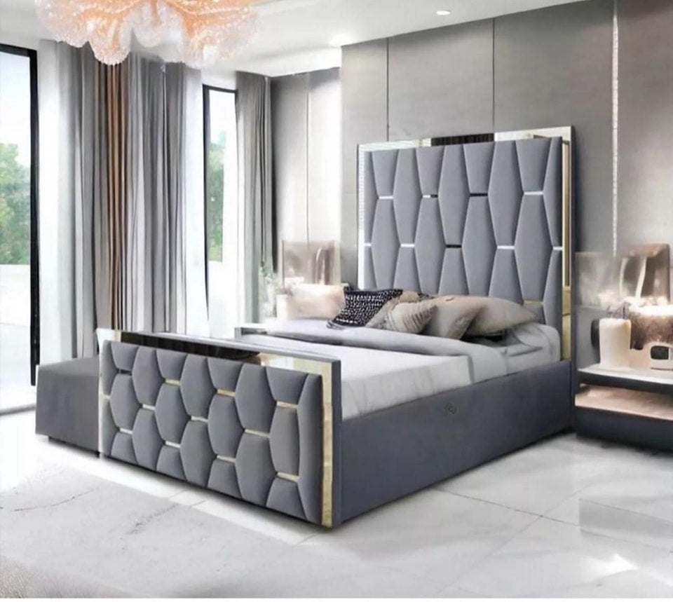 Samiraq Silver Threaded Heaven Bed: Luxurious Mirror Design with Golden Stripe Detailing and Dynamic Web Aesthetic